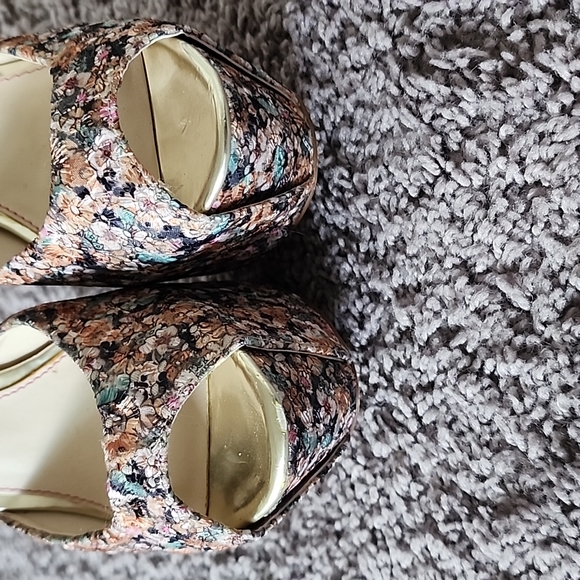 Betsey Johnson Bandit tapestry floral print platform shoes-6 - Picture 3 of 13